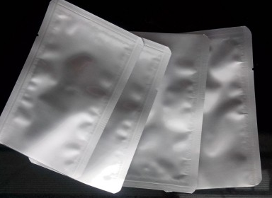 The difference between aluminum foil vacuum packaging bags and plastic vacuum bags