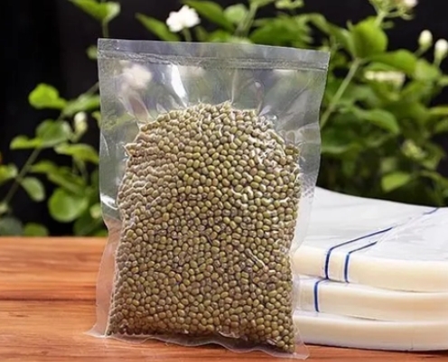 What are the key points for customizing vacuum food packaging?