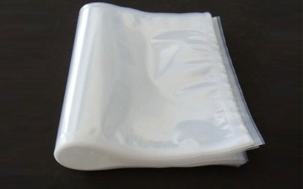 Which is better for customizing PE or PET materials for vacuum packaging bags?